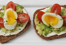 El desayuno más cremoso: tostada integral con queso crema, tomates cherry, aguacate y huevo que alegrarán tus mañanas (+ Detalles)