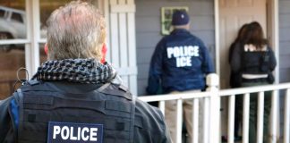 Grupos defensores de derechos humanos alËrtan sobre las consecüencias de la colaboración entre polïcías locales y el ICE