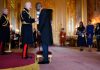 Idris Elba se convierte formalmente en Caballero del Imperio Británico en una emotiva ceremonia presidida por el rey Carlos III en Windsor