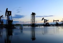 Precio del petróleo cae casi un 5 % tras confirmación de acuerdo entre EE. UU. e Irán y la apertura del estrecho de Ormuz