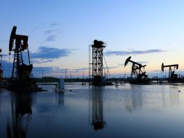 Precio del petróleo cae casi un 5 % tras confirmación de acuerdo entre EE. UU. e Irán y la apertura del estrecho de Ormuz