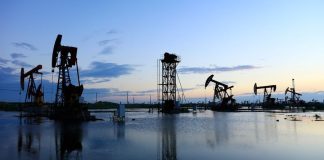 Precio del petróleo cae casi un 5 % tras confirmación de acuerdo entre EE. UU. e Irán y la apertura del estrecho de Ormuz