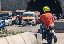 AccidËnte de tránsito en la salida del túnel La Planicie dejó dos motorizados lesion@dos tras maniobra indebida de un vehículo