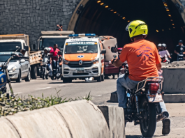 AccidËnte de tránsito en la salida del túnel La Planicie dejó dos motorizados lesion@dos tras maniobra indebida de un vehículo