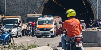 AccidËnte de tránsito en la salida del túnel La Planicie dejó dos motorizados lesion@dos tras maniobra indebida de un vehículo