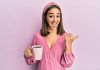 No es un simple hábito diario: el pasatiempo femenino más popular es tomar café y no hacer nada, según nuevo estudio