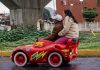 Pareja recorre la ciudad en un divertido auto eléctrico de RayØ McQueen y se hace viral (+ Video)