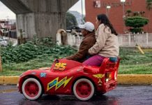 Pareja recorre la ciudad en un divertido auto eléctrico de RayØ McQueen y se hace viral (+ Video)