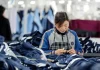 Mujeres jóvenes en China revolucionan el mercado textil al adoptar masivamente la indumentaria masculina