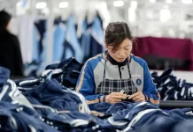 Mujeres jóvenes en China revolucionan el mercado textil al adoptar masivamente la indumentaria masculina