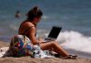 De la bandeja de entrada al colÂpso: cómo la sobreactivación digital s@botea tus vacaciones antes de que empiecen