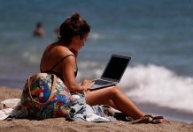 De la bandeja de entrada al colÂpso: cómo la sobreactivación digital s@botea tus vacaciones antes de que empiecen