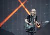 Cantante Phoebe Bridgers prohíbe los móviles en su nueva gira: el público que grabe vídeos o haga fotos será expulsÂdo de inmediato de los estadios (+ Detalles)