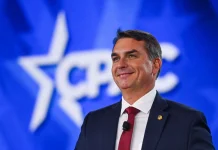 Flávio Bolsonaro oficializa su candidatura presidencial en Brasil de la mano del Partido Liberal para enfrentärse a Luiz Inácio Lula da Silva