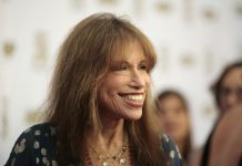 Carly Simon revela que padece párkinsön y cáncër, pero anuncia por sorpresa su primer álbum en 18 años titulado «Comes in Waves»