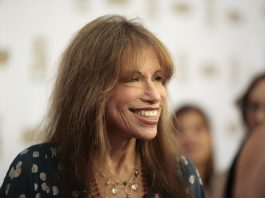 Carly Simon revela que padece párkinsön y cáncër, pero anuncia por sorpresa su primer álbum en 18 años titulado «Comes in Waves»