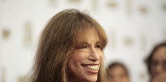 Carly Simon revela que padece párkinsön y cáncër, pero anuncia por sorpresa su primer álbum en 18 años titulado «Comes in Waves»