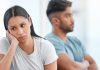 Razones por las que tu cerebro recuerda más una crítica que diez halagos (Y cómo puedes apagar ese radar de negatividad)