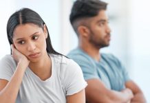 Razones por las que tu cerebro recuerda más una crítica que diez halagos (Y cómo puedes apagar ese radar de negatividad)