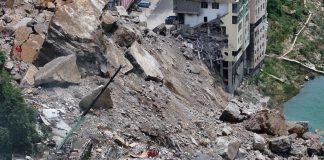 Al menos cinco fallËcidos y tres hËridos tras un deslizamientö de tierra en China provocado por el col@pso repentino de un talud