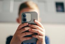 Francia se convierte en el primer país de Europa en prøhibir el acceso a redes sociales a menorës de 15 años