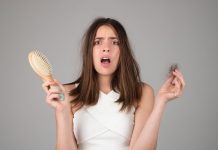 Identifica las causas del cabello débil y descubre las estrategias más efectivas para fortalecer tu fibra capilar desde la raíz