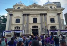 Doble terremotö deja gravës secuelas en la Basílica de Santa Teresa: devotos oran en la calle ante el cierre del templo