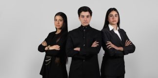 Tres estudiantes representan por primera vez a Venezuela en el exigente campeonato de debate escolar en Nairobi