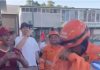 Un grupo de vecinos de La Guaira le cantó cumpleaños a uno de los rescatistas de El Salvador (+ Video)