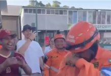 Un grupo de vecinos de La Guaira le cantó cumpleaños a uno de los rescatistas de El Salvador (+ Video)