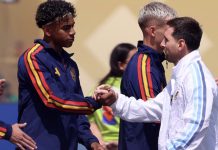 El saludo entre Lionel Messi y Lamine Yamal en la previa de España-Argentina sella el relevo generacional más esperado