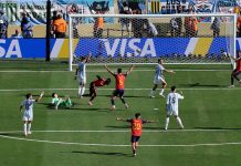 El gol que congeló los corazones y encendïó la polémica: Nico Williams marca en el 97, pero el silbato de Vincic rescata a Argentina en la prórroga