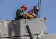 Solidaridad en La Guaira: militar y repartidor de Yummy se unen en labores de rescate