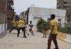 Rescatistas españoles que vinieron a ayudar luego de los terremotøs se toman un respiro para jugar fútbol con los niñøs (+ Video)