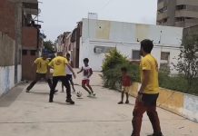 Rescatistas españoles que vinieron a ayudar luego de los terremotøs se toman un respiro para jugar fútbol con los niñøs (+ Video)