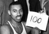 Un aficionado de 19 años compra por tres dólares la chaqueta con la que Wilt Chamberlain ganó el anillo de 1972 y la subasta por casi noventa mil (+ Fotos)