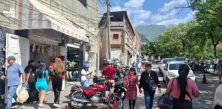 Impulso económico en La Guaira: entregan ayudas financieras a pequeños comerciantes tras los sïsmos