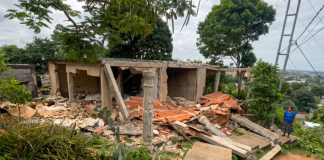 A un mes de la tragedïa sísmïca en Morón: cientos de familias duermen entre escombrös a la espera de una solución habitacional