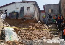 Socavamïento causa el colapsö de un muro de contención y afectâ a cinco viviendas en Guarenas en el sector Vista Alegre