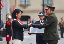 Keiko Fujimori recibe la insignia de mando militar y otorga mayor poder a las Fuerzas Armadas para combatir el crïmen organizado