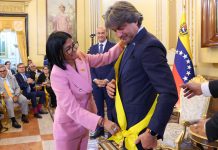 Delcy Rodríguez despide a Gianluca Rampolla y condecora su labor tras el inicio del plan de reconstrucción post-terremotö