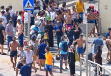 Ceuta al límite tras la llegada de 1.500 migrantes a nado que representan casi el dos por ciento de su población total