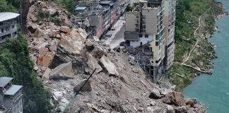 Deslizamiento de tierra en China deja 8 muertøs y 34 desaparecidos tras sepultãr varios edificios en Chongqing