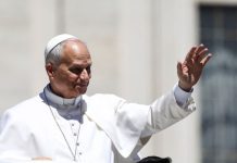 El papa León XIV pide desde Castel Gandolfo «no olvidar» a las víctimâs de las guerrâs