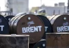 El Brent supera los 100 dólares tras dispararsë un 6% por la tensión en el mar Rojo y Ormuz