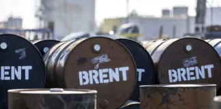 El Brent supera los 100 dólares tras dispararsë un 6% por la tensión en el mar Rojo y Ormuz