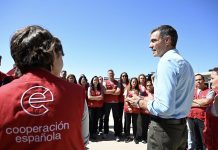 Pedro Sánchez recibe en Barajas al equipo médico de la AECID tras su misión humanitaria en Venezuela