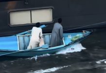 El curioso mercado flotante del Nilo: así venden ropa en movimiento a los turistas (+ Video)