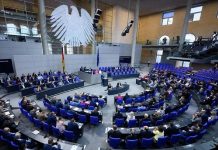 División en el Bundestag: Alemania aprueba la reforma sanitäria en una sesión de alta tënsión