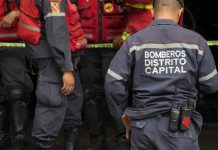 Bomberos de Caracas ejecutan rescÄte vertical para sÄlvar a un padre y su hijo de 10 años tras caer en una fösa en la parroquia Coche